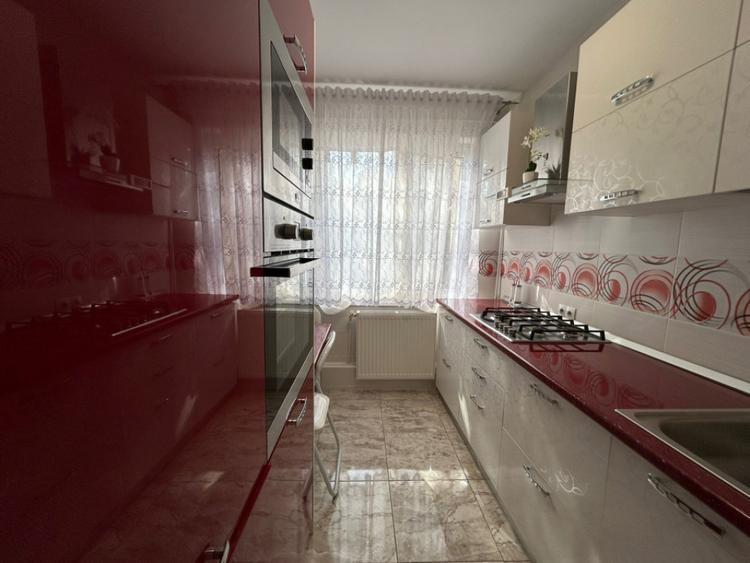 Apartament cu 3 camere semidecomandat, mobilat în Calea Galați