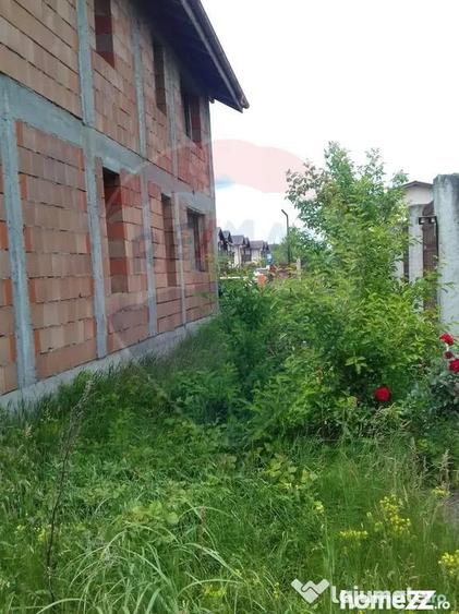Casă cu 5 camere cu Teren 619 Mp în Domnești