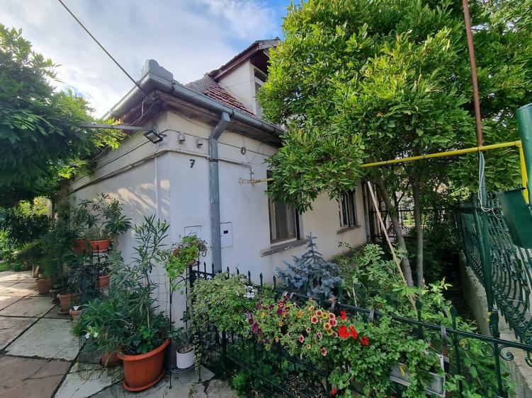 Casă cu 4 camere nedecomandat în Soarelui