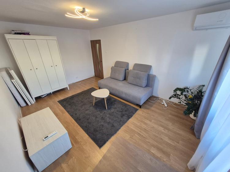 Apartament cu 3 camere decomandat în Spitalul Județean