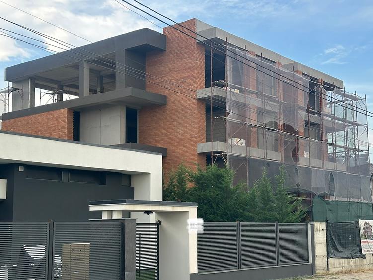 Apartament cu 3 camere în Nord-Est