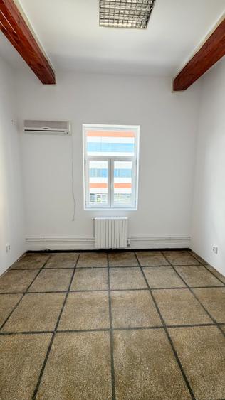Birou, de 300 mp, în Titan