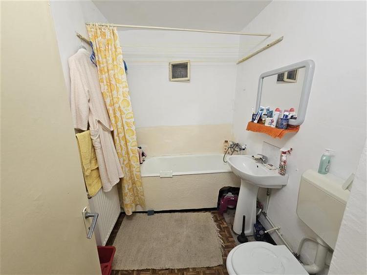 Apartament cu 3 camere decomandat în Micro IV