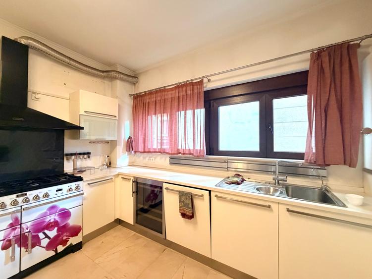 Apartament cu 3 camere decomandat în Primăverii