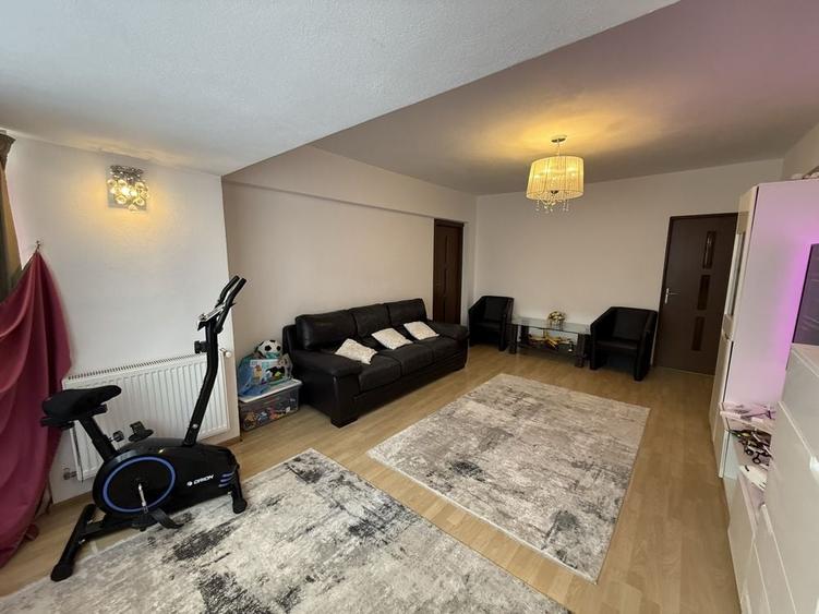 Apartament cu 3 camere decomandat în Turnișor