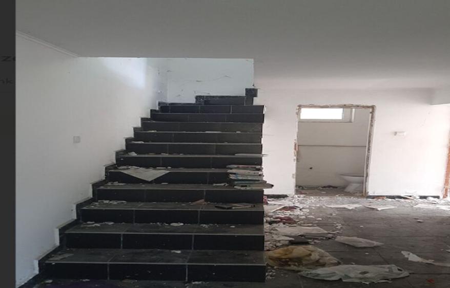 Casă individuală cu 9 camere cu Teren 1936 Mp în Central
