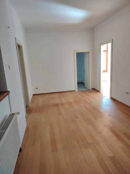 Apartament cu 6 camere decomandat, mobilat în Victoriei