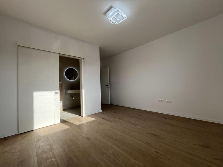 Apartament cu 3 camere decomandat în Tractorul