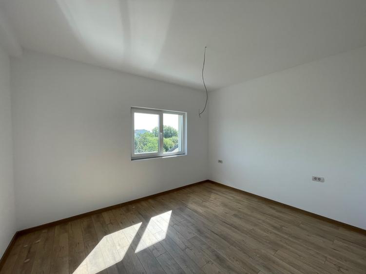 Duplex cu 5 camere cu Canalizare în Ghiroda