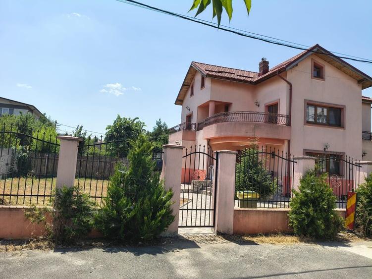 Casă cu 4 camere cu Canalizare în Central
