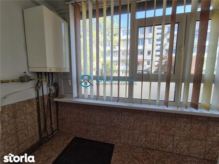 Apartament cu 3 camere decomandat, mobilat în Malu Roșu