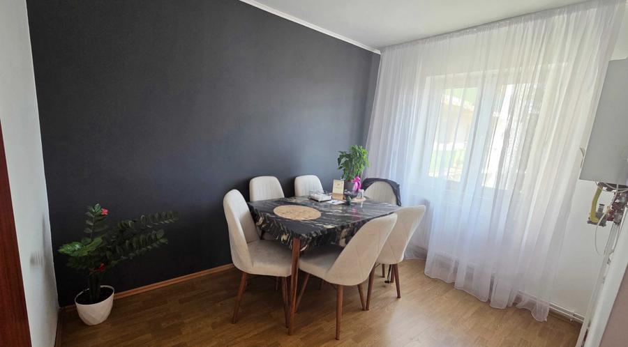 Apartament cu 3 camere decomandat în Exterior Vest