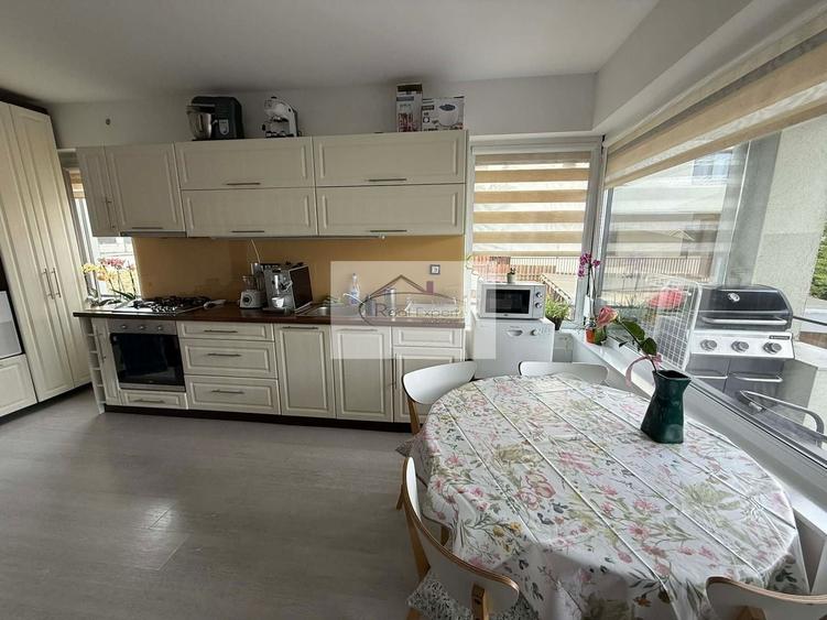 Apartament cu 3 camere decomandat în Europa