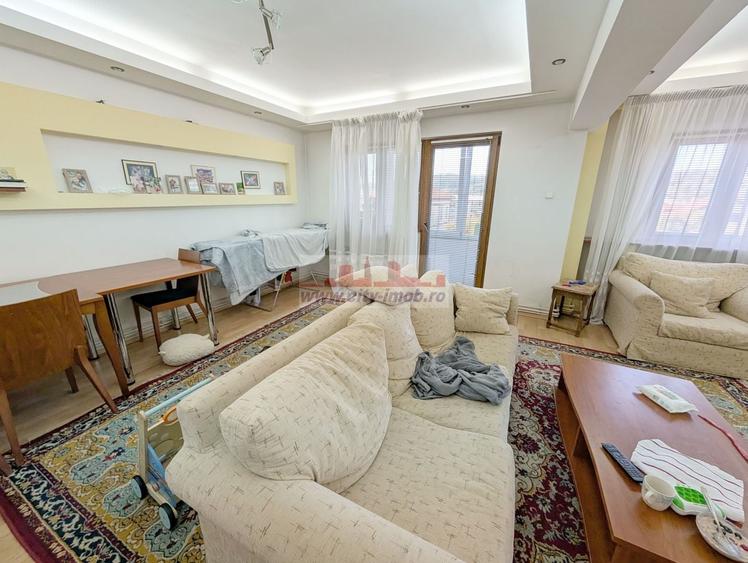 Apartament cu 4 camere semidecomandat, mobilat în Central