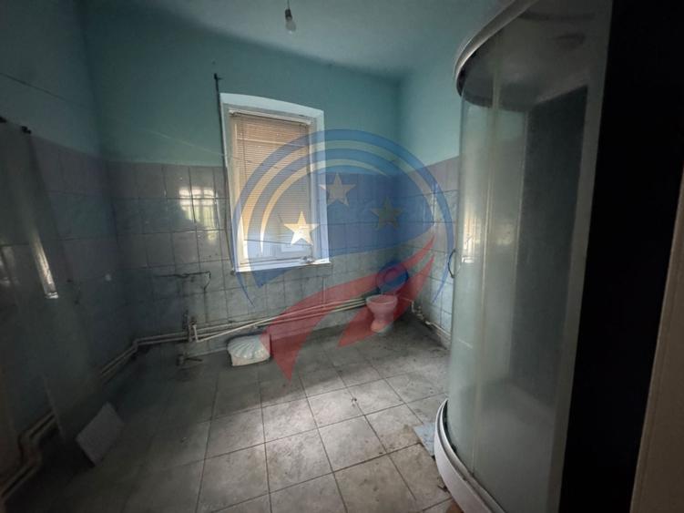 Casă individuală cu 6 camere cu Canalizare în Central