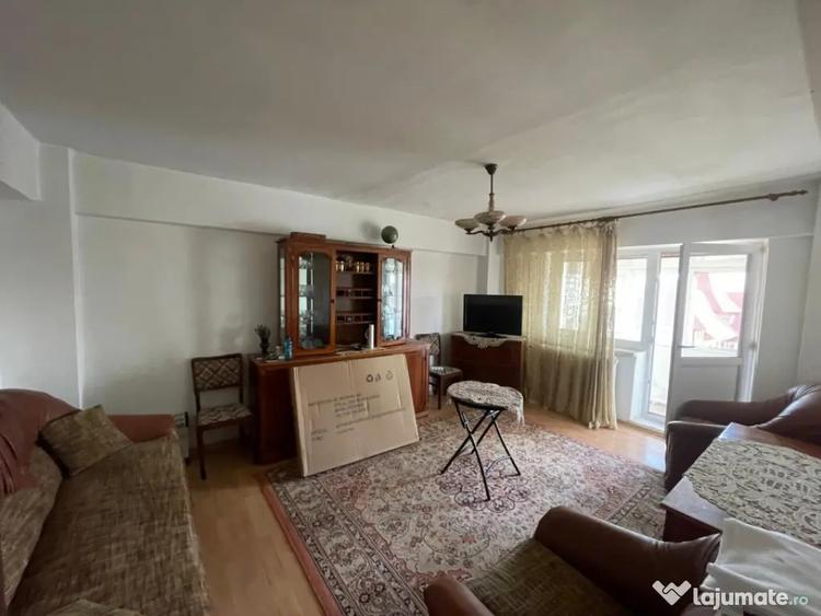Apartament cu 3 camere decomandat în Sărari