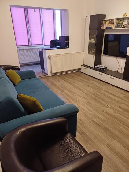 Apartament cu 3 camere semidecomandat în Central