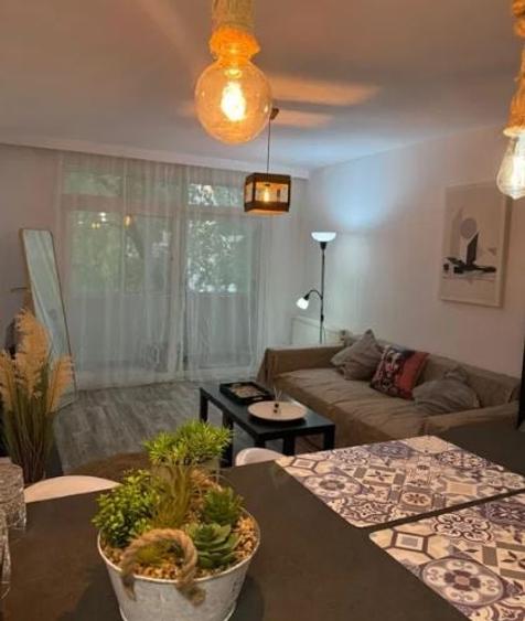 Apartament cu 2 camere decomandat, mobilat în P-ța Victoriei