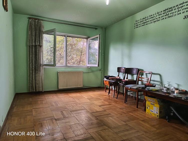 Apartament cu 4 camere decomandat în Mihai Bravu