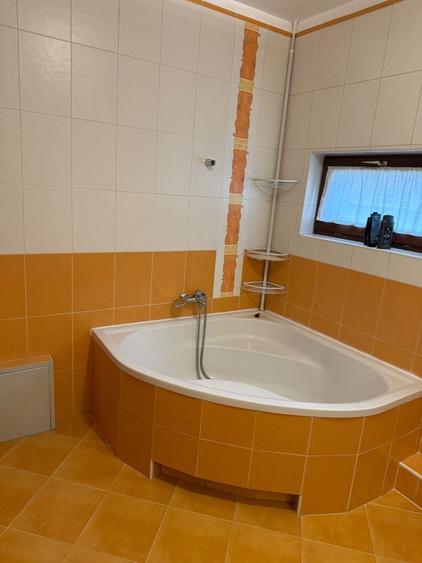 Casă individuală cu 5 camere cu Canalizare în Lipovei
