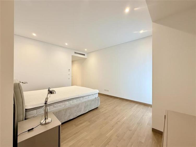 Apartament cu 5 camere decomandat, mobilat în Primăverii
