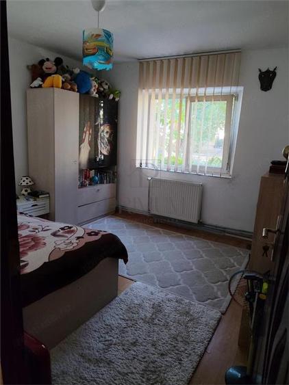 Apartament cu 3 camere decomandat, mobilat în Lunei