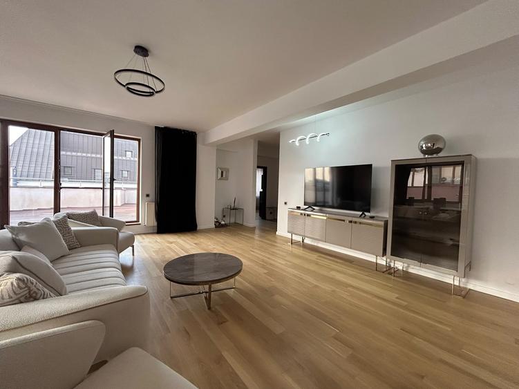 Penthouse cu 3 camere decomandat în Herăstrău