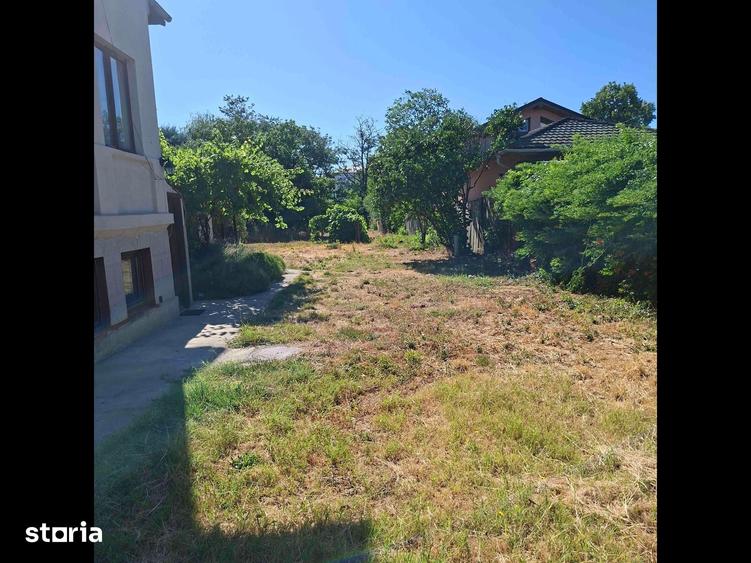Casă cu 5 camere cu Teren 1000 Mp în Central