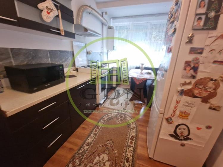 Apartament cu 3 camere decomandat, mobilat în Lascăr Catargiu