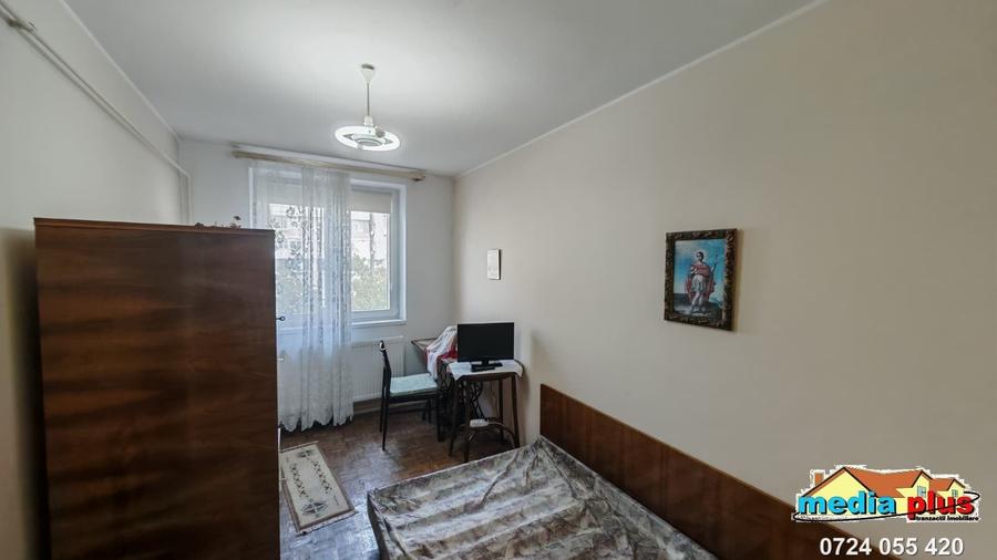 Apartament cu 3 camere semidecomandat în Micro 19
