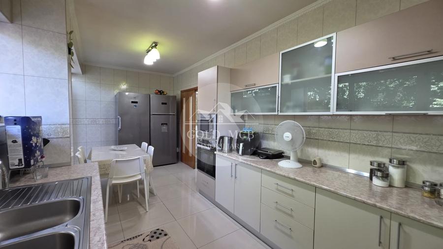 Casă individuală cu 6 camere cu Canalizare în Colentina