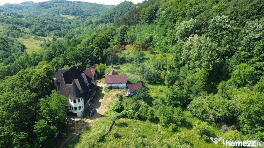 Casă cu 10 camere cu Teren 24700 Mp în Berchez