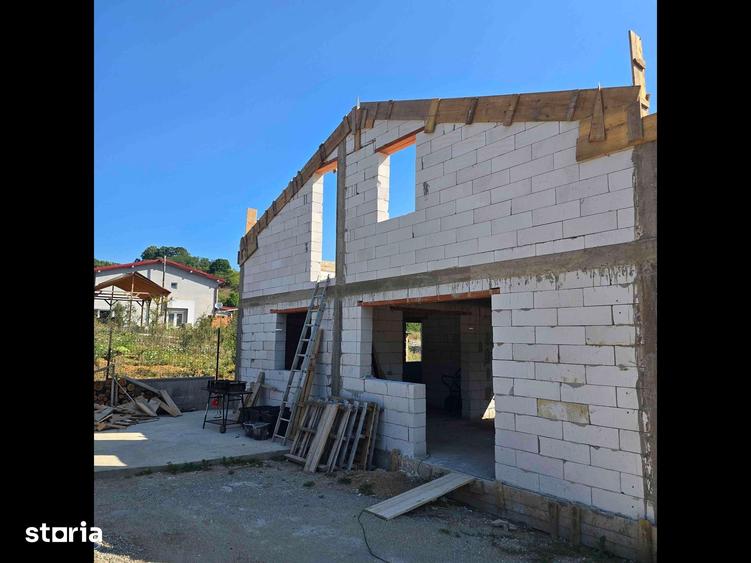 Casă cu 8 camere cu Teren 3100 Mp în Șoimuș