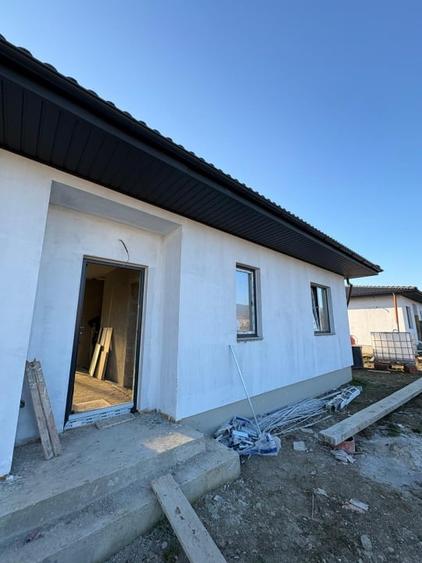 Casă individuală cu 4 camere cu Canalizare în Săsar