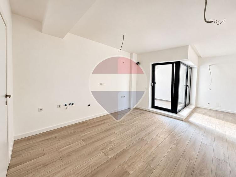 Apartament cu 3 camere semidecomandat în Gara de Est
