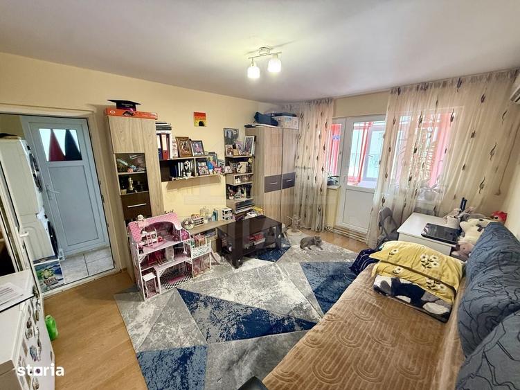 Apartament cu 3 camere semidecomandat în Craiovița Nouă