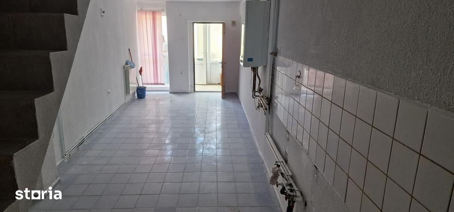 Apartament cu 3 camere în Cezar Petrescu