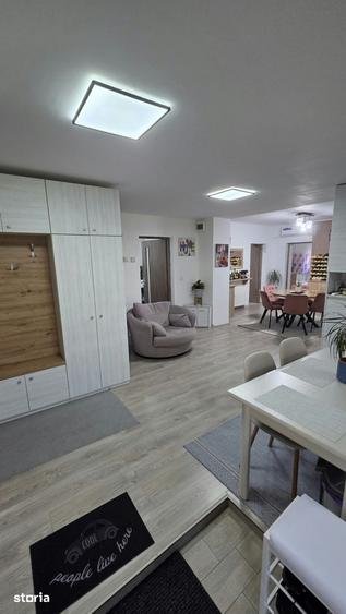 Casă cu 5 camere cu Teren 14000 Mp în Păulești