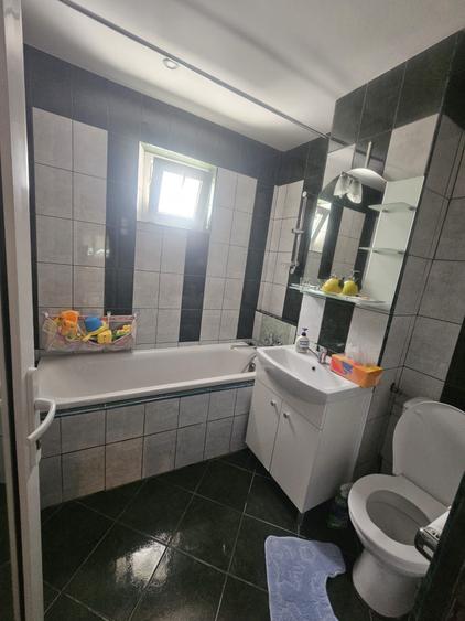 Apartament cu 4 camere decomandat în Milcov