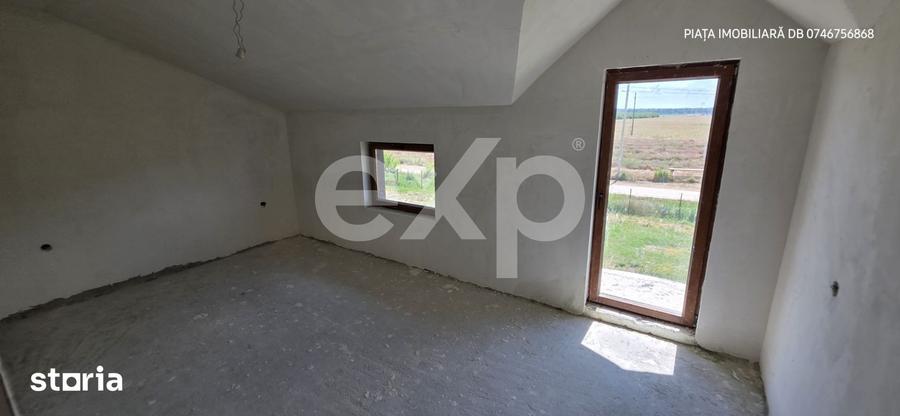 Casă cu 7 camere decomandat cu Teren 2000 Mp în Răcari