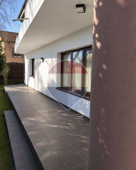 Casă cu 6 camere cu Teren 509 Mp în Vest