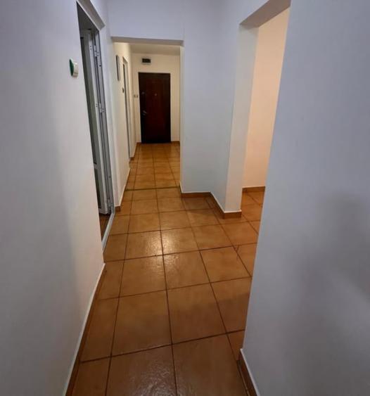Apartament cu 4 camere decomandat în E3