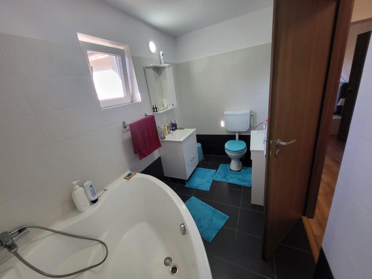 Casă cu 5 camere cu Canalizare în Sud-Est