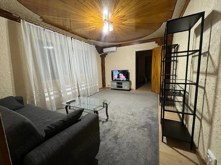 Apartament cu 3 camere semidecomandat în Berceni