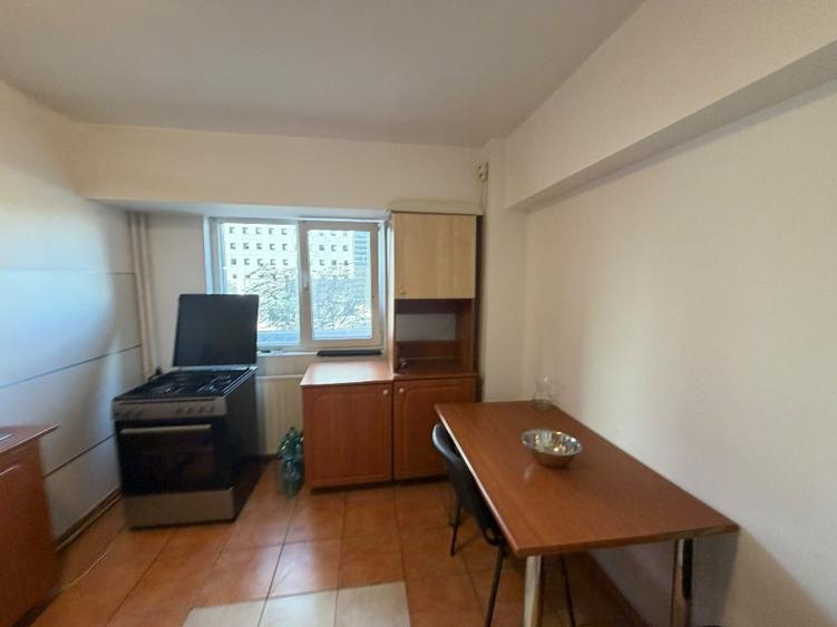 Apartament cu 2 camere decomandat, mobilat în P-ța Victoriei