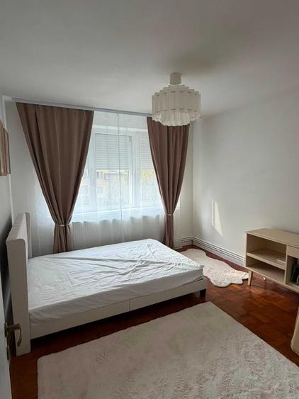 Apartament cu 3 camere semidecomandat în Central