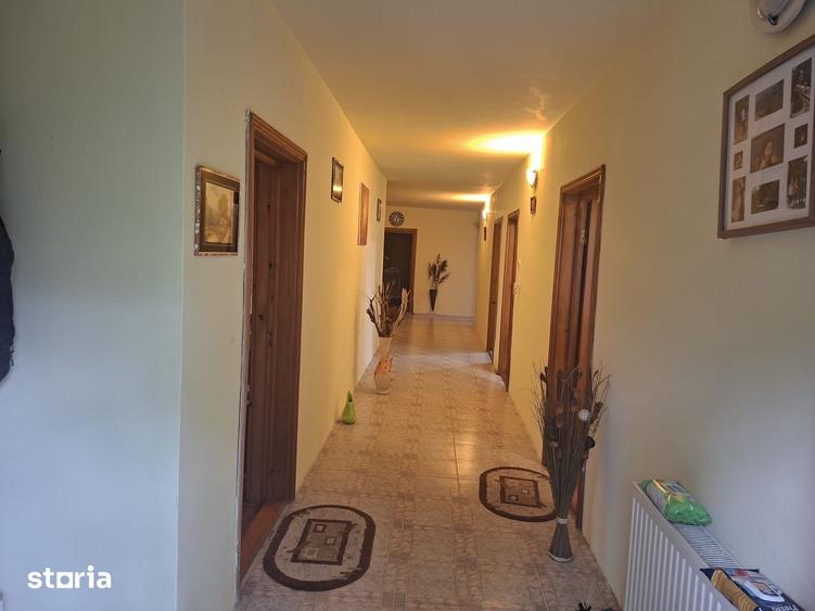Casă cu 10 camere cu Teren 1200 Mp în Bucov
