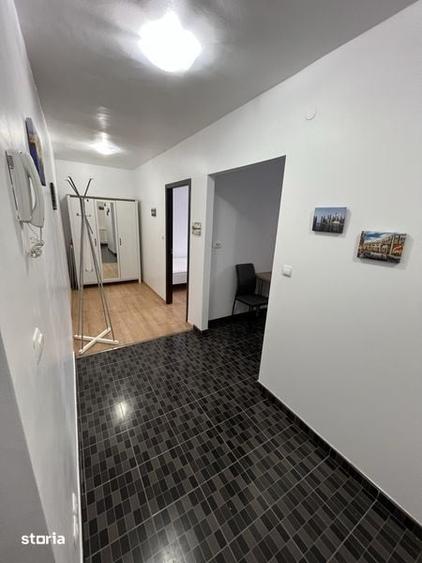 Garsonieră decomandată în Vest