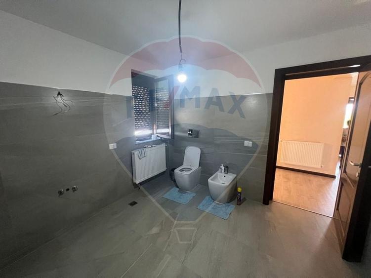 Casă individuală cu 4 camere cu Canalizare în Sud-Est