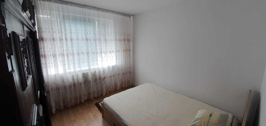 Apartament cu 3 camere semidecomandat, mobilat în Sălăjan